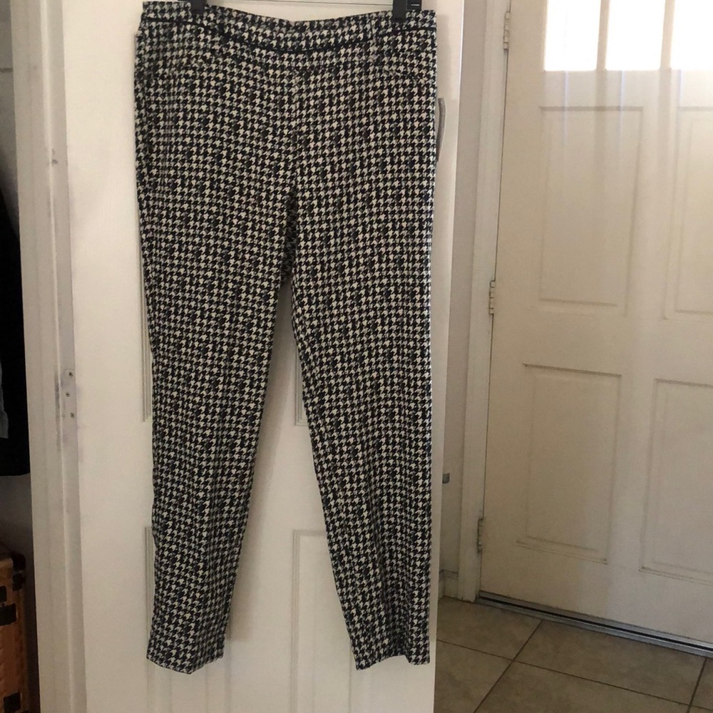 Zac& Rachel tooth hound stretch black & white print pants.